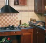 Комбинирование разных видов плитки дает возможность декорировать стены кухни